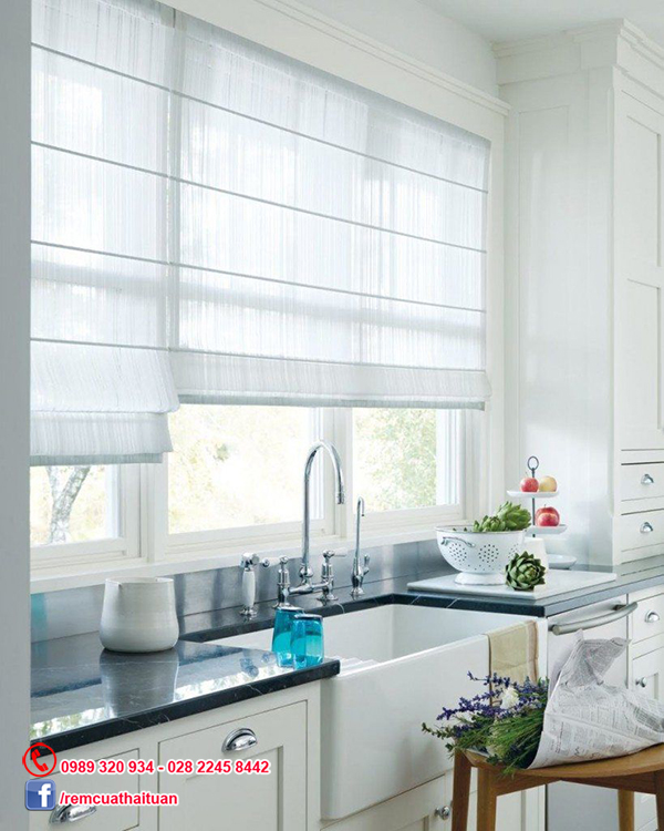 Mẫu rèm cửa sổ trắng tinh tế cho phòng bếp sang trọng