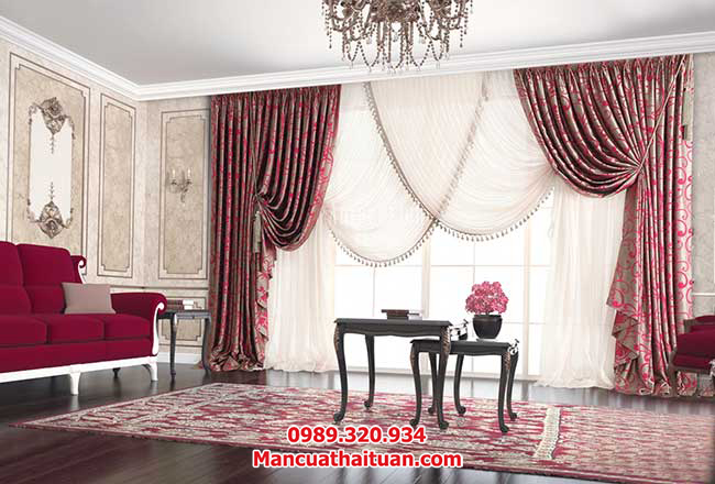 Sự kết hợp của rèm cửa, ghế sofa và thảm tấm cùng tông màu đỏ đô giúp cho không gian phòng khách này ấm cúng hơn Sự kết hợp của rèm cửa, ghế sofa và thảm tấm cùng tông màu đỏ đô giúp cho không gian phòng khách này ấm cúng hơn